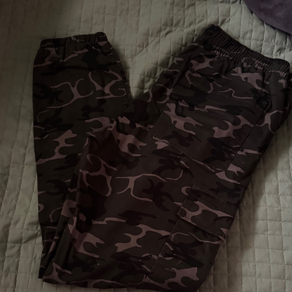 Fashion Nova Green Camouflage Cargo Pants - Picture 3 of 4
